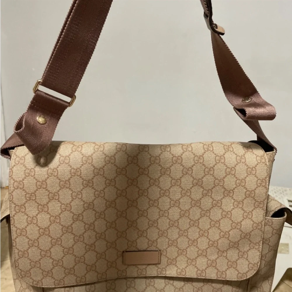 AUTHENTIC GUCCI BAG MINT CONDITION - Picture 2 of 4